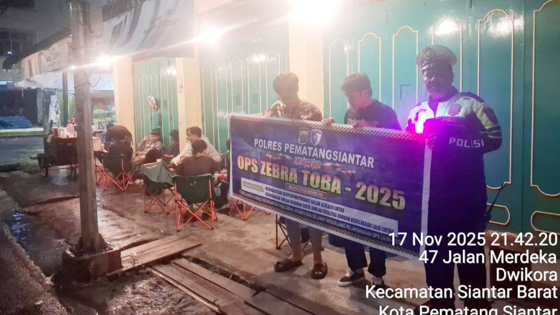 Personil Sat Lantas saat penyuluhan Ops Zebra Toba Tahun 2025 malam hari