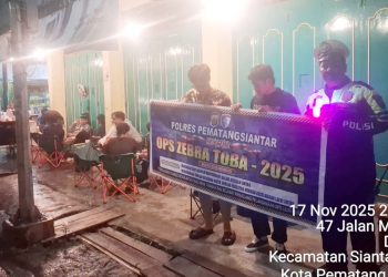 Personil Sat Lantas saat penyuluhan Ops Zebra Toba Tahun 2025 malam hari