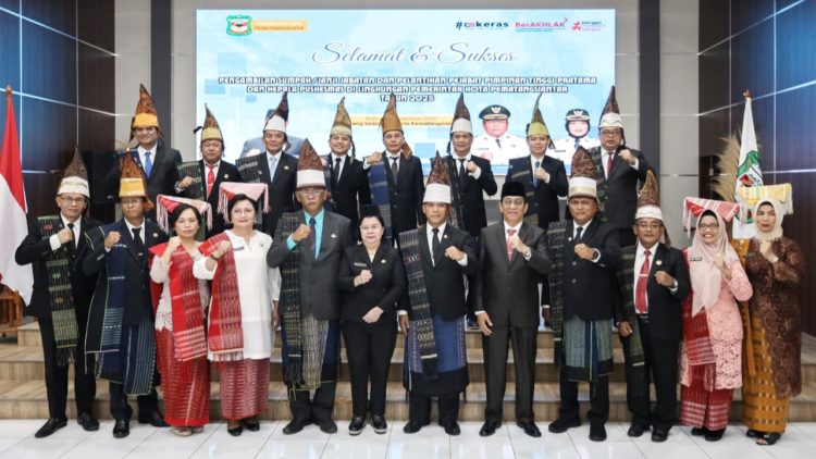 Sekda Junaedi Antonius Sitanggang photo bersama 20 Pejabat Pimpinan Tinggi Pratama dan 1 Kepala Puskesmas di Lingkungan Pemko Pematangsiantar yang dilantik