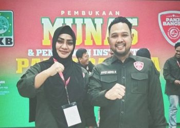 Anggota DPRD Kota Medan, Lailatul Badri ditunjuk sebagai Sekretaris Dewan Komando Wilayah (DKW) Sumut Panji Bangsa berfoto bersama Komandan Nasional DKP Panji Bangsa Rivqy Abdul. (Foto Ist)