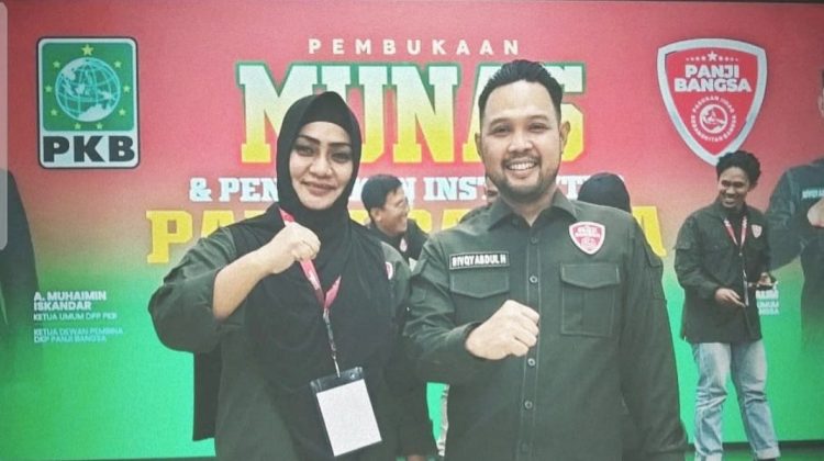 Anggota DPRD Kota Medan, Lailatul Badri ditunjuk sebagai Sekretaris Dewan Komando Wilayah (DKW) Sumut Panji Bangsa berfoto bersama Komandan Nasional DKP Panji Bangsa Rivqy Abdul. (Foto Ist)