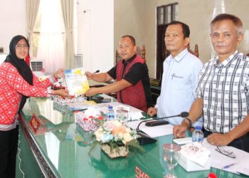 Wakil Wali Kota Pematangsiantar Herlina serahkan Pengantar Nota Keuangan Wali Kota kepada Ketua DPRD Timbul M. Lingga SH