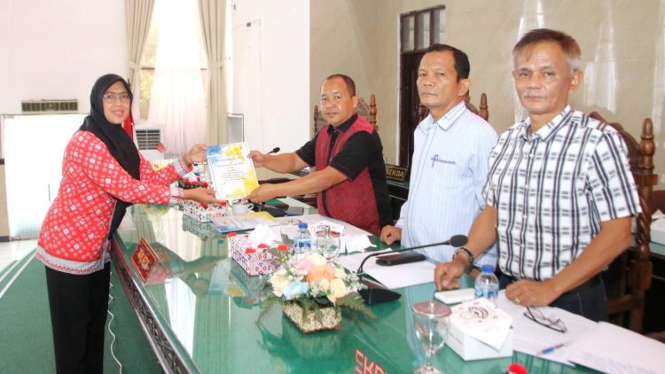 Wakil Wali Kota Pematangsiantar Herlina serahkan Pengantar Nota Keuangan Wali Kota kepada Ketua DPRD Timbul M. Lingga SH