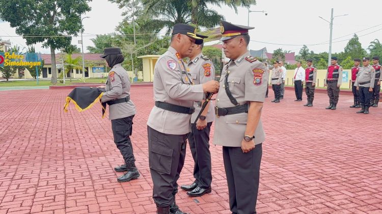 AKP Charles Hartono Nababan, S.H saat terima jabatan Kasat Resnarkoba dalam upacara sertijab dipimpin Kapolres o Simalungun, AKBP Marganda Aritonang, S.H. S.I.K. M.M