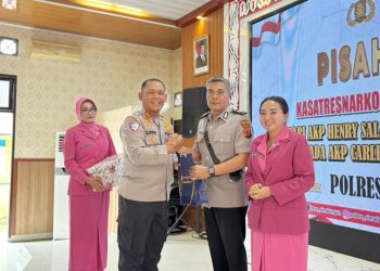 Kapolres Simalungun AKBP Marganda Aritonang serahkan cenderamata kepada AKP Henry Salamat Sirait, S.IP. S.H. M.H