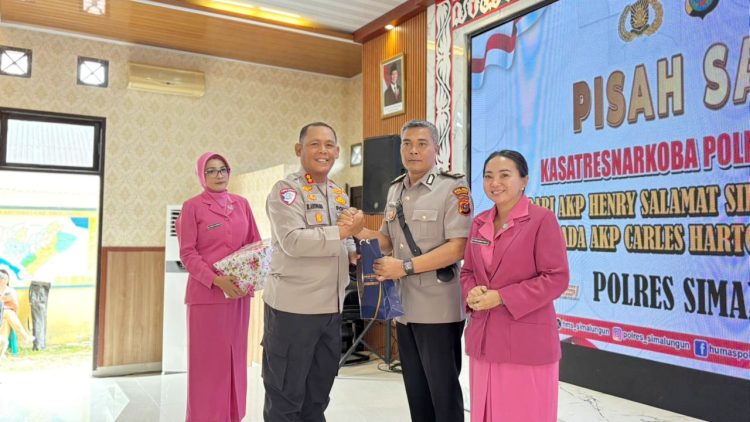 Kapolres Simalungun AKBP Marganda Aritonang serahkan cenderamata kepada AKP Henry Salamat Sirait, S.IP. S.H. M.H