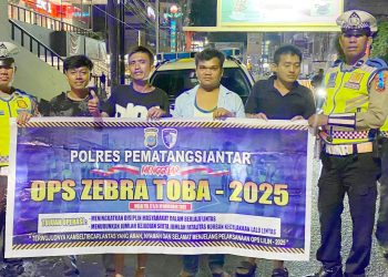 Personil Sat Lantas saat sosialisasi Ops Zebra Toba 2025