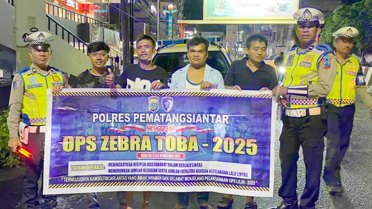Personil Sat Lantas saat sosialisasi Ops Zebra Toba 2025