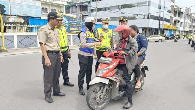 Kasat Lantas IPTU Friska Susana S.H pimpin razia PKB
