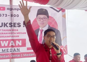Anggota DPRD Medan Agus Setiawan saat laksanakan Perda No 7 Tahun 2024 tentang Perubahan atas Perda No 6 Tahun 2015 tentang pengelolaan Persampahan. (Foto Ist)