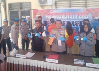 Wakapolres Pematangsiantar Kompol Budiono Saputro SH. MH bersama Kasat Resnarkoba AKP Irwanta Sembiring SH. MH dan PS. Kasi Humas IPTU Agustina Triya Dewi saat menunjukan barang bukti