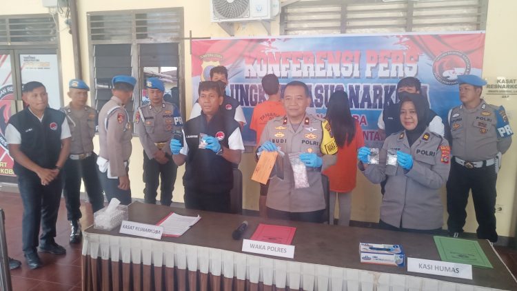 Wakapolres Pematangsiantar Kompol Budiono Saputro SH. MH bersama Kasat Resnarkoba AKP Irwanta Sembiring SH. MH dan PS. Kasi Humas IPTU Agustina Triya Dewi saat menunjukan barang bukti