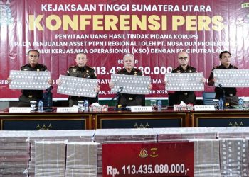 Kepala Kejati Sumut Dr Harli Siregar SH MHum saat memimpin konferensi pers pengembalian kerugian negara oleh PT Nusa Dua Propertindo kepada penyidik Kejati Sumut. (Foto Ist)