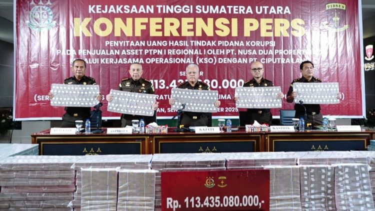 Kepala Kejati Sumut Dr Harli Siregar SH MHum saat memimpin konferensi pers pengembalian kerugian negara oleh PT Nusa Dua Propertindo kepada penyidik Kejati Sumut. (Foto Ist)