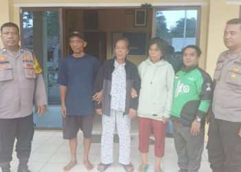 Personil SPKT dan Bhabinkamtibmas serahkan ibu Sorta boru Sirait kepada keluarganya