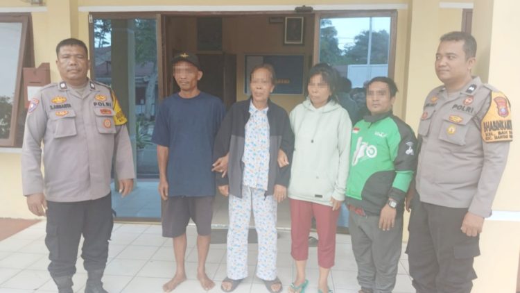 Personil SPKT dan Bhabinkamtibmas serahkan ibu Sorta boru Sirait kepada keluarganya