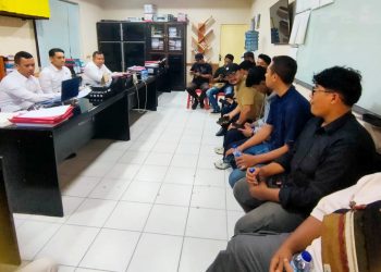 Kasat Intelkam IPTU Hary Isdyanto, S.H. M.H dan Kanit Tipikor IPDA Lizar Hamdani SH saat terima audiensi Massa ALMP-AKSI Pematangsiantar