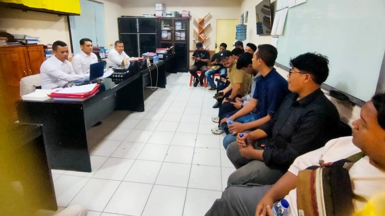 Kasat Intelkam IPTU Hary Isdyanto, S.H. M.H dan Kanit Tipikor IPDA Lizar Hamdani SH saat terima audiensi Massa ALMP-AKSI Pematangsiantar