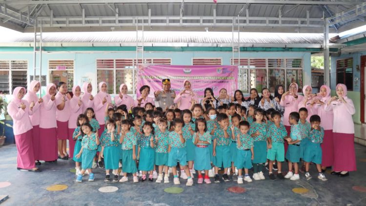 Wakapolres Pematangsiantar Kompol Budiono S. SH. MH pimpin Upacara HUT PGRI 2025 di TK Bhayangkari Cabang 06 Pematangsiantar,