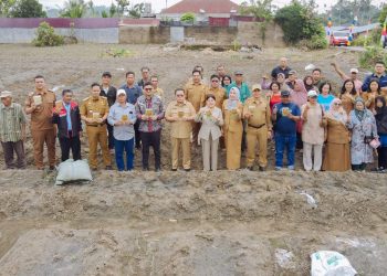 Wali Kota Wesly Silalahi SH MKn didampingi Ketua TP PKK Kota Pematangsiantar Ny Liswati memberikan bantuan bibit cabai merah dan sarana produksi di Kelurahan Sumber Jaya