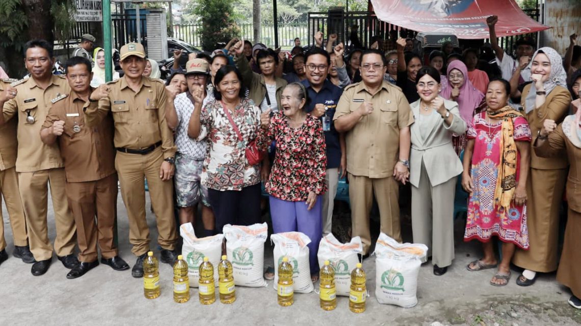 Wali Kota Pematangsiantar Wesly Silalahi SH MKn didampingi Ketua TP PKK Ny Liswati Wesly Silalahi meninjau penyerahan bantuan pangan kepada masyarakat Penerima Bantuan Pangan (PBP) di Kantor Lurah Karo