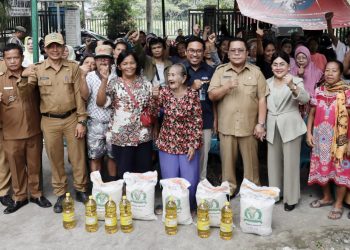 Wali Kota Pematangsiantar Wesly Silalahi SH MKn didampingi Ketua TP PKK Ny Liswati Wesly Silalahi meninjau penyerahan bantuan pangan kepada masyarakat Penerima Bantuan Pangan (PBP) di Kantor Lurah Karo