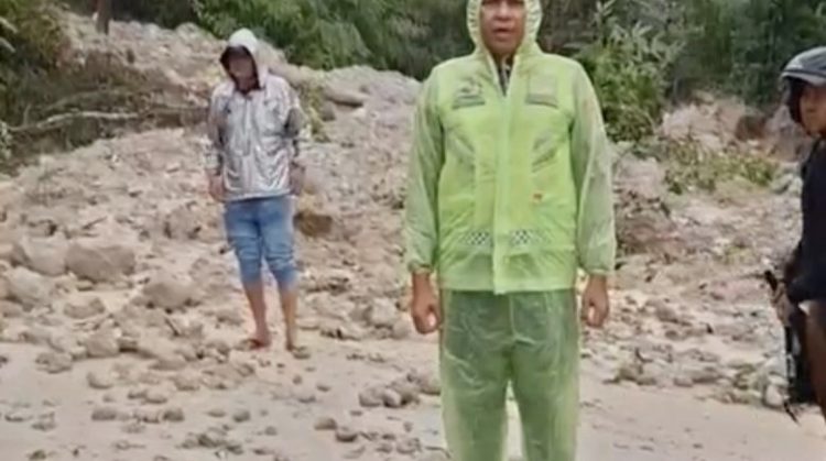 Jalinsum yang menghubungkan Sipirok–Tapanuli Utara lumpuh total akibat longsor. (Foto Ist)