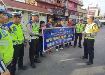 Kanit Regident IPTU Elon Sitinjak SH bersama Personil sosialisasi di Simpang Dua