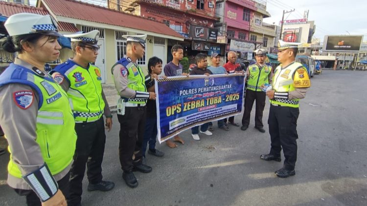 Kanit Regident IPTU Elon Sitinjak SH bersama Personil sosialisasi di Simpang Dua