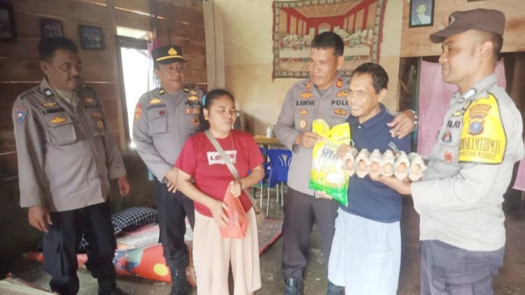 Kapolsek Siantar Marihat AKP Doni Simanjuntak SH bersama personil berikan bantuan kepada Bapak Kristian Bangun dan Asima Boru Siahaan