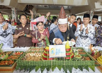 Wali Kota Pematangsiantar Wesly Silalahi SH MKn dan Ketua TP PKK Ny Liswati Wesly Silalahi bersama para guru memeringati Hari Guru Nasional dan HUT ke 80 PGRI di Lapangan Adam Malik