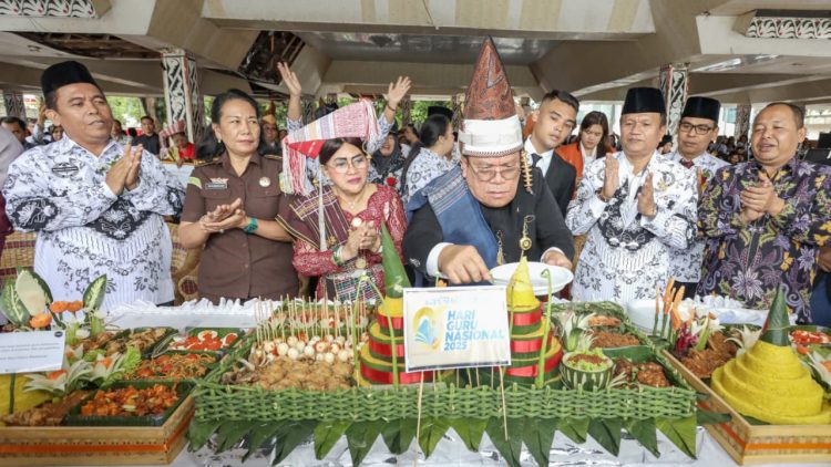 Wali Kota Pematangsiantar Wesly Silalahi SH MKn dan Ketua TP PKK Ny Liswati Wesly Silalahi bersama para guru memeringati Hari Guru Nasional dan HUT ke 80 PGRI di Lapangan Adam Malik