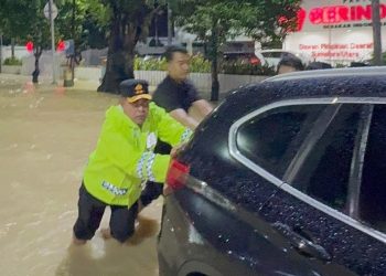 Kapolda Sumut, Irjen Pol Whisnu Hermawan Februanto, S.I.K. M.H turun langsung ke lokasi banjir di kawasan Jalan Jenderal Sudirman, Medan dan membantu pemilik kendaraan terjebak banjir. (Foto Ist)