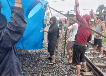 Anggota DPRD Kota Medan, Lailatul Badri saat mendirikan tenda darurat agar warga dapat berteduh setelah rumah yang ditempati diterjang banjir. (Foto Ist)