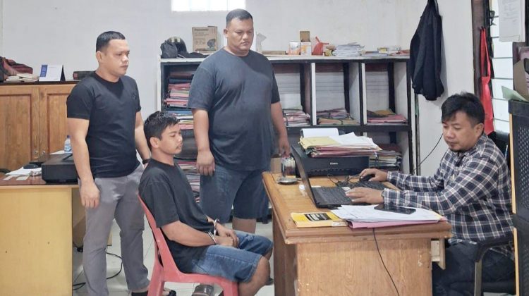 Tersangka Ryanto saat diperiksa diruangan pemeriksaan Polseķ Perdagangan