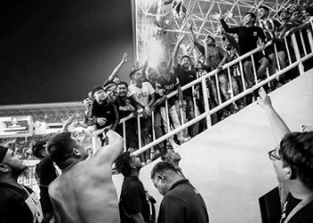 Gubernur Sumatera Utara Bobby Nasution buka baju tenangkan massa suporter PSMS Medan. (Foto Ist)