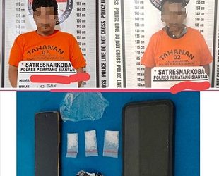 Kedua tersangka ID Simanjuntak dan ST Simanjuntak beserta barang bukti