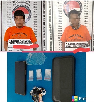 Kedua tersangka ID Simanjuntak dan ST Simanjuntak beserta barang bukti