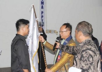 Ketua PPTSB Cabang Pematangsiantar Risbon Sinaga saat melantik pengurus Gema PPTSB Pematangsiantar