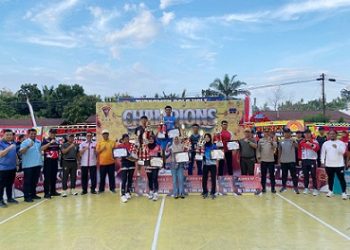 Wadanyon B Pelopor Sat Brimob Polda Sumut AKP Yudiana Sahputra S.Sos.I. M.H bersama Forkopimda photo bersama para juara Turnamen Bola Volly Bola Voli Antar Pelajar dalam rangka HUT ke 80 Korps Brimob Polri Tahun 2025