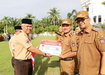 Penyerahan Kartu tanda anggota Pramuka nasional kepada Wali Kota Tanjungbalai selaku Ketua Majelis Pembimbing Pramuka dan Wakil Wali Kota selaku Wakil Ketua Majelis Pembimbing Pramuka Kota Tanjungbalai