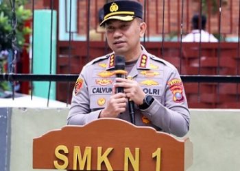 Kapolrestabes Medan Kombes Pol Dr. Jean Calvijn Simanjuntak saat memimpin upacara bendera di SMK Negeri 1 Medan (Foto Ist)