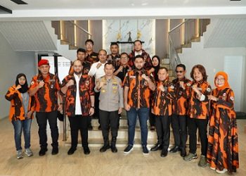 Kapolrestabes Medan, Kombes Pol Calvijn Simanjuntak saat menerima audensiKetua MPC Pemuda Pancasila (PP) Kota Medan M. Rahmaddian Shah SH MH didampinggi jajaran pengurus para wakil- wakil Ketua, El Barino Shah, SH, MH, Johan, Kamaluddin Tanjung, Bendahara Janses Simbolon, Sekretaris Irwansyah SH. (Foto Ist)