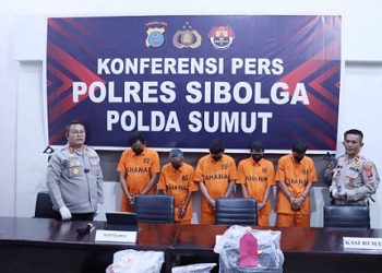 Kapolres AKBP Eddy Inganta didampingi Kasat Reskrim AKP Rustam E. Silaban dalam temu pers memaparkan peristiwa pengeroyokan menewaskan Arjuna Tamaraya di Masjid Agung Sibolga,(Foto Ist)
