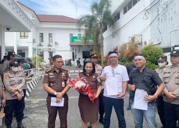 Jaksa Ester Lauren Harianja SH. MH menerima buket bunga dari massa BARA HATI