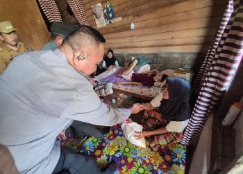 Kapolsek Teluk Nibung AKP SRT Siburian, S.H Bersama Forkopimca Jenguk dan Bantu Warga Sakit Menahun