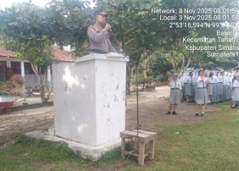Kapolsek) Tanah Jawa Kompol Asmon Bufitra SH. MH hadir menjadi pembina upacara bendera di SMA Negeri 1 Tanah Jawa