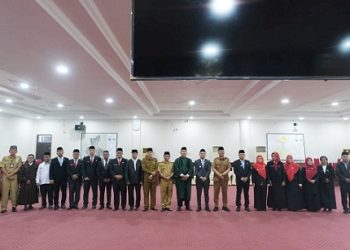 Wali Kota Tanjungbalai, Mahyaruddin Salim saat melantik dan mengambil sumpah sebanyak 12 Aparatur Sipil Negara sebagai pejabat administrator, pengawas dan fungsional