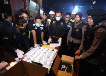 Polisi merazia Tempat Hiburan Malam ( THM) HW Helen's Live Bar, Jalan A.Rivai, Mandras Hulu, Medan Polonia, Kota Medan (Foto Ist)