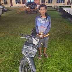 terduga pelaku Johannes Siahaan dan barang bukti di Polsek Tanah Jawa